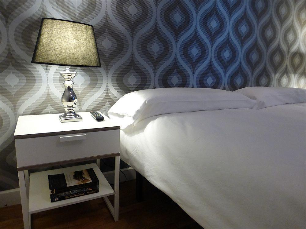 Super Balmes Guest House Barcelona Bagian luar foto