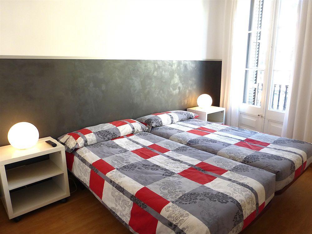 Super Balmes Guest House Barcelona Bagian luar foto