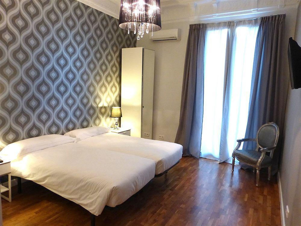 Super Balmes Guest House Barcelona Bagian luar foto
