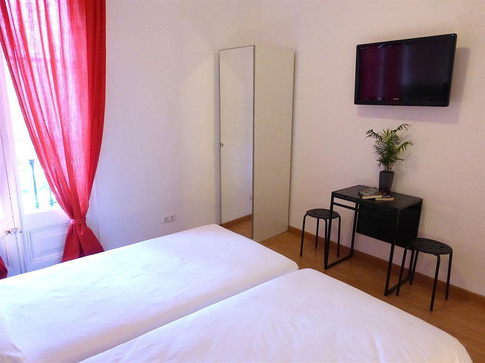 Super Balmes Guest House Barcelona Bagian luar foto