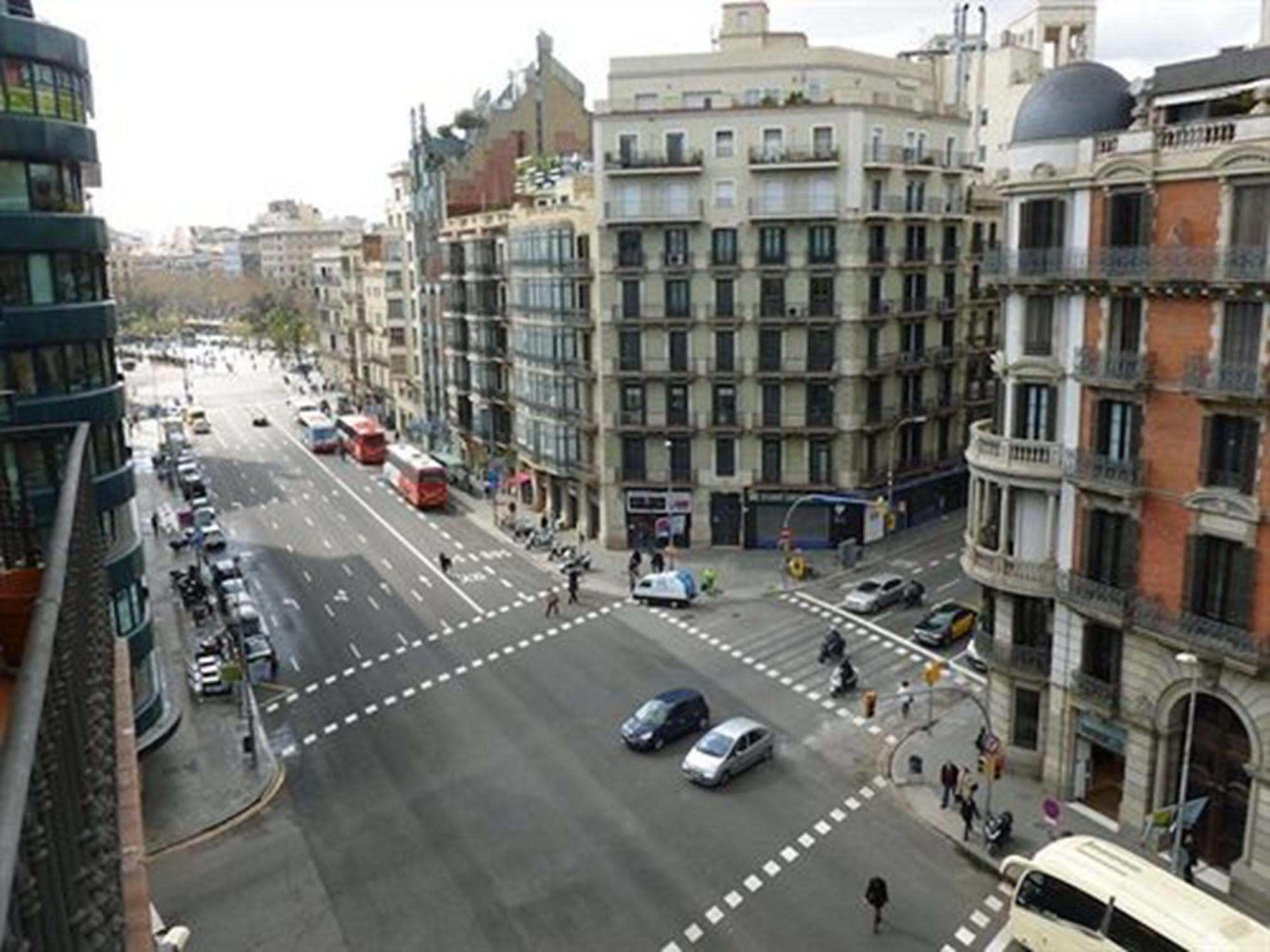 Super Balmes Guest House Barcelona Bagian luar foto