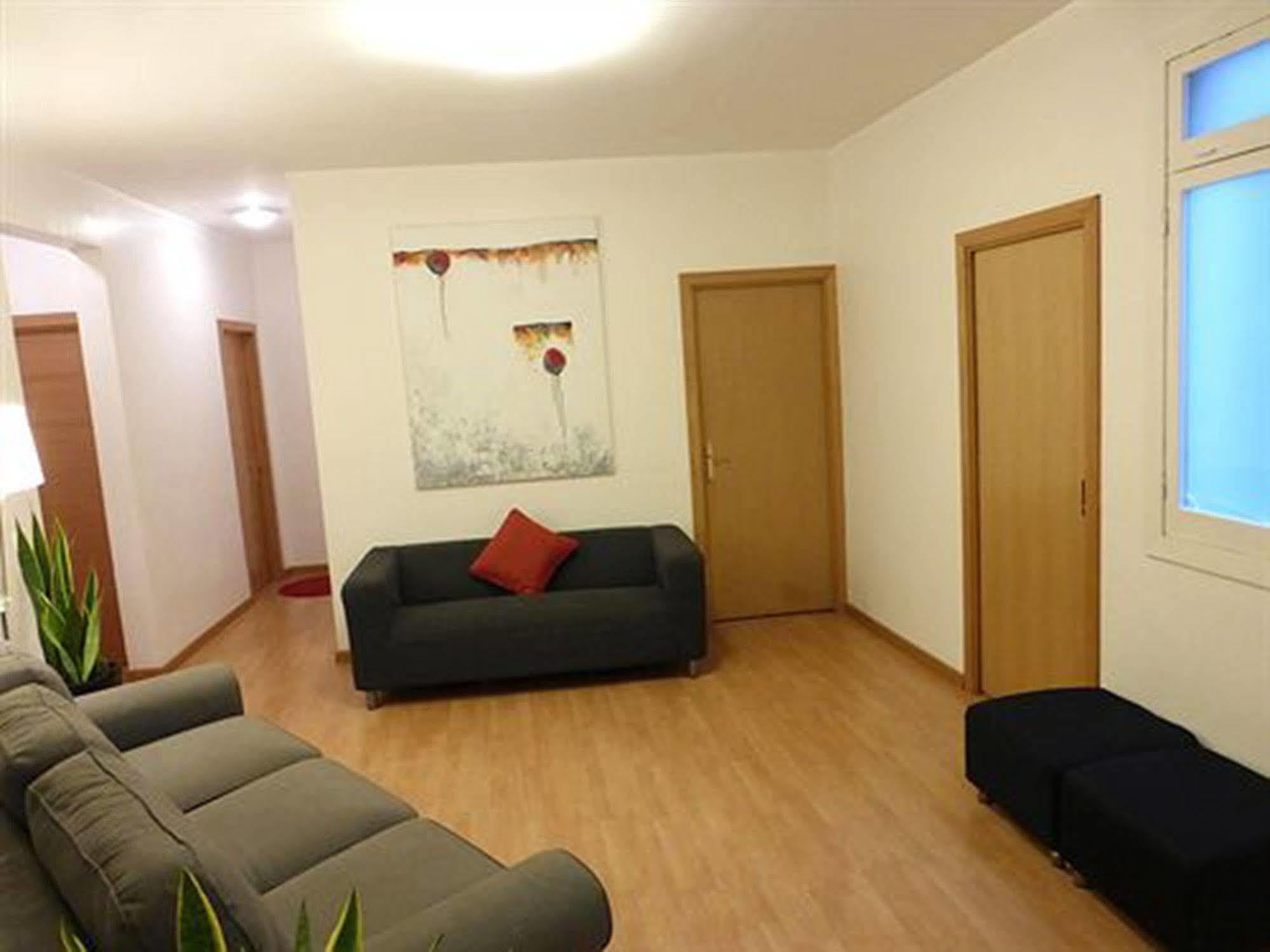 Super Balmes Guest House Barcelona Bagian luar foto