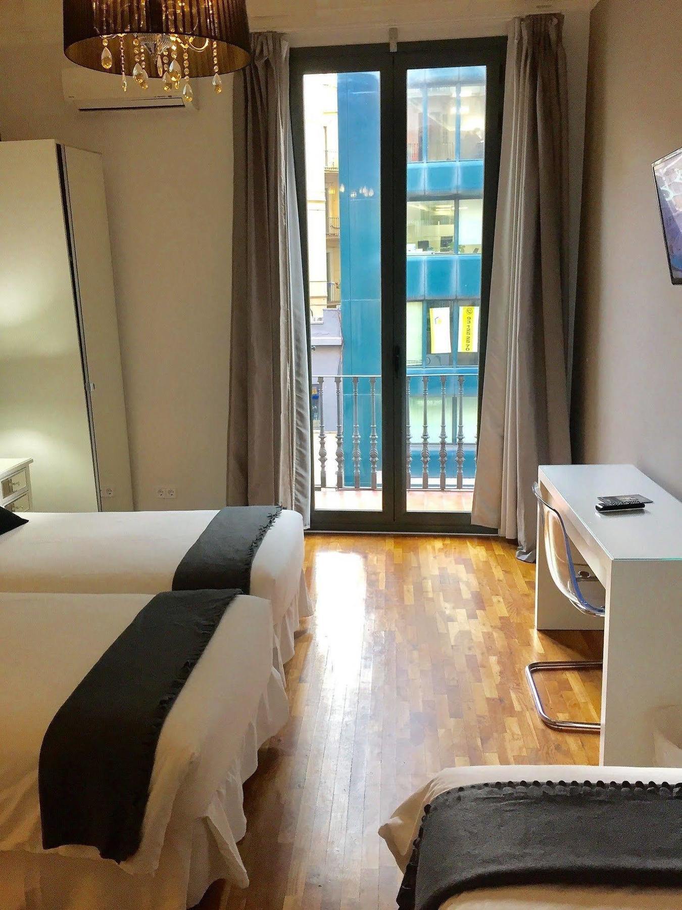 Super Balmes Guest House Barcelona Bagian luar foto