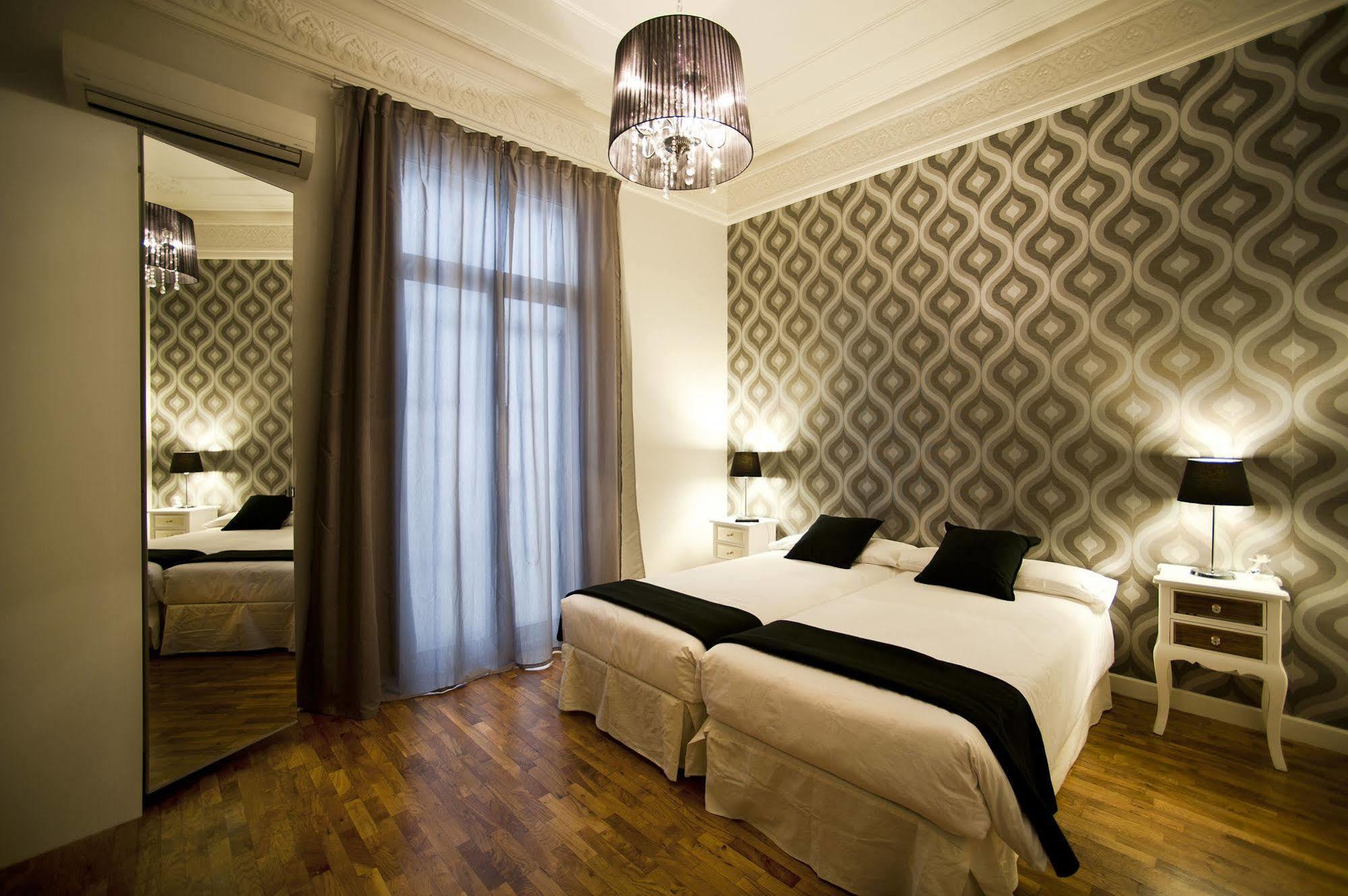 Super Balmes Guest House Barcelona Bagian luar foto