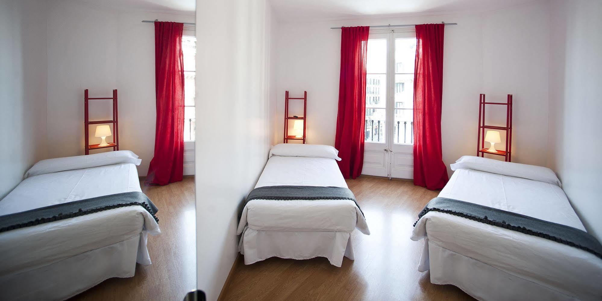 Super Balmes Guest House Barcelona Bagian luar foto