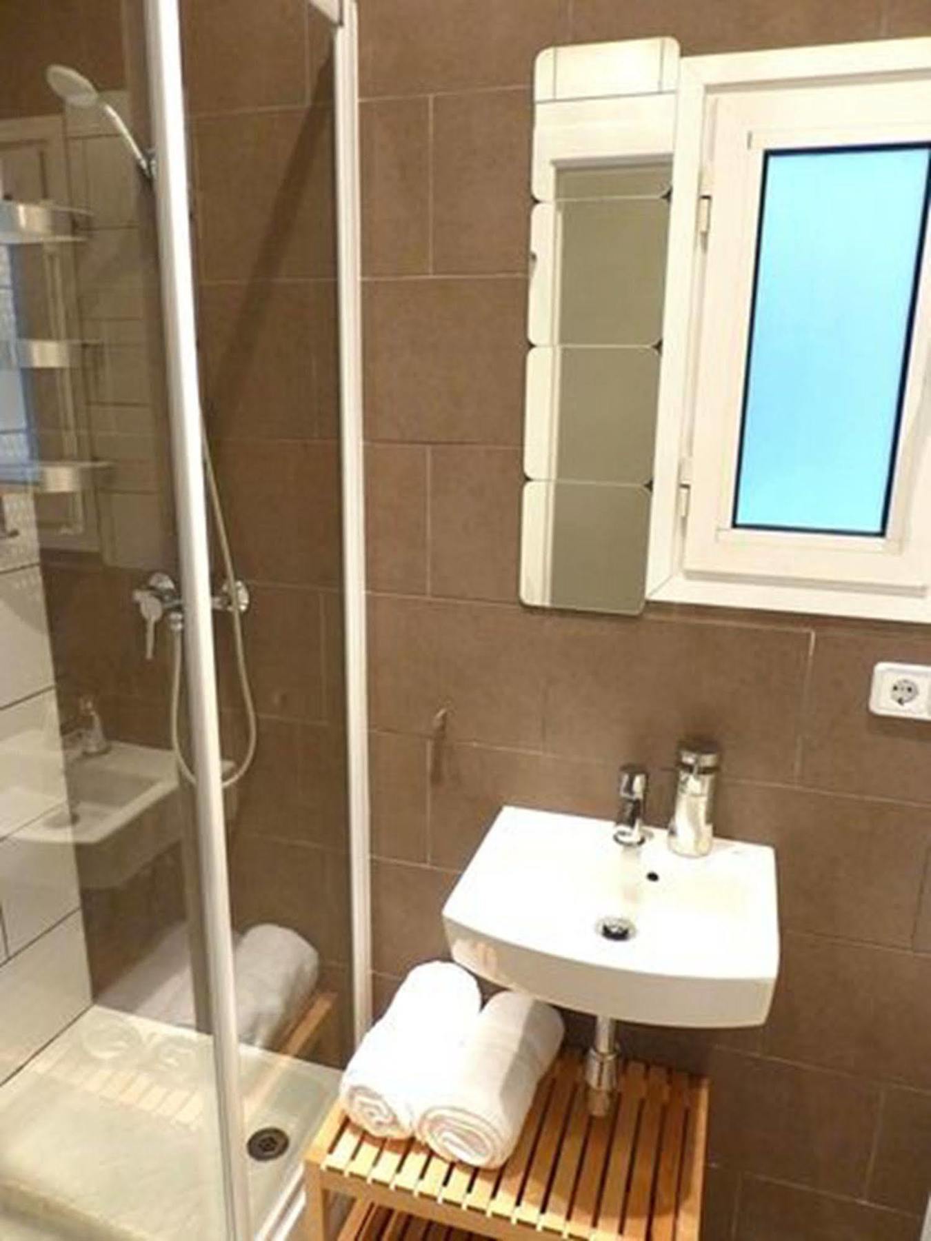 Super Balmes Guest House Barcelona Bagian luar foto