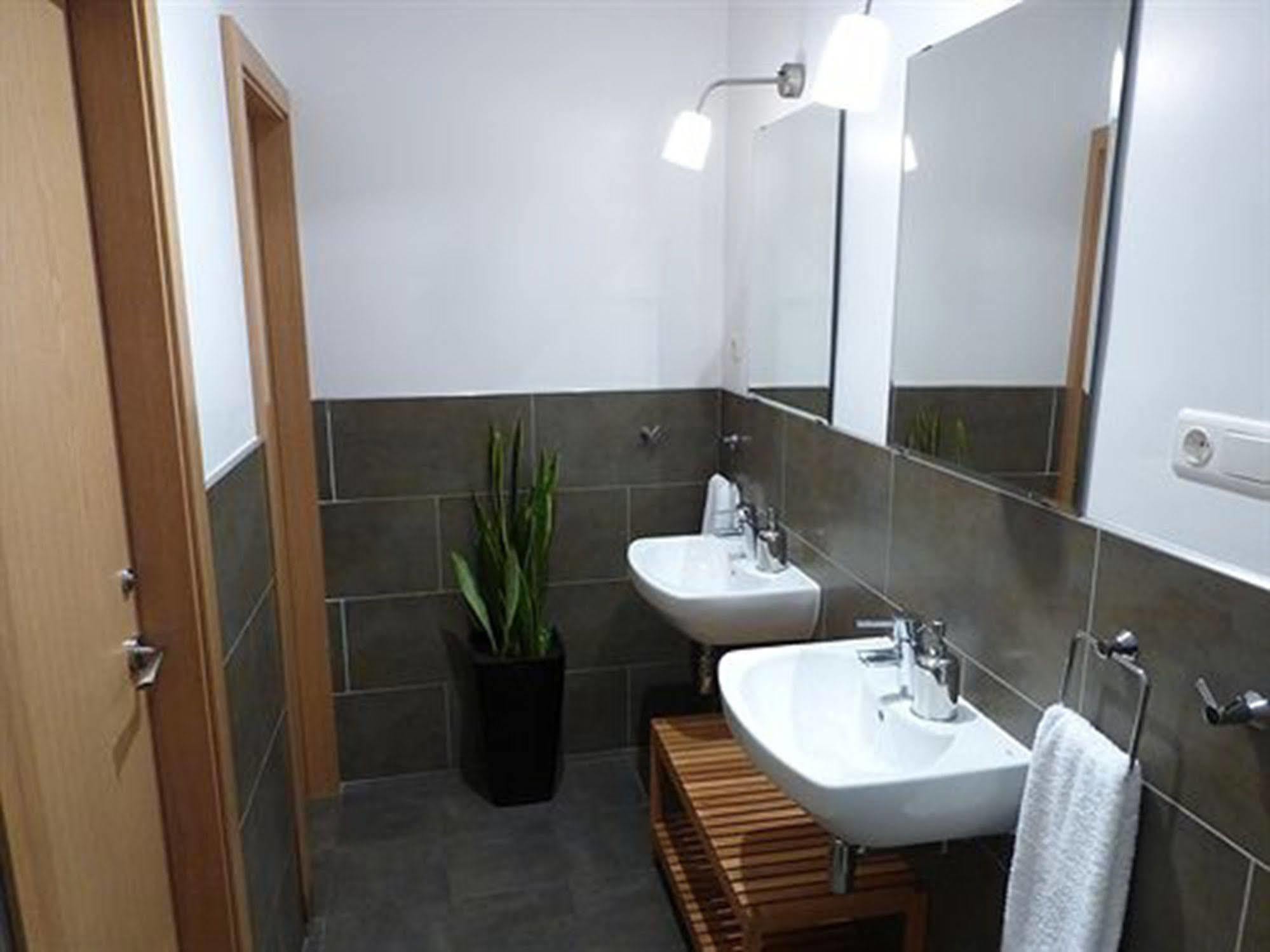 Super Balmes Guest House Barcelona Bagian luar foto