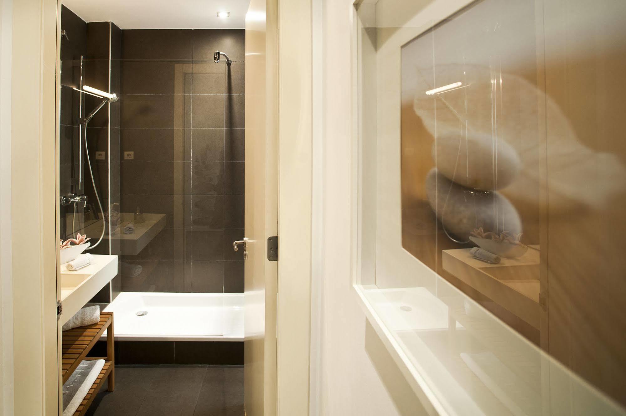 Super Balmes Guest House Barcelona Bagian luar foto