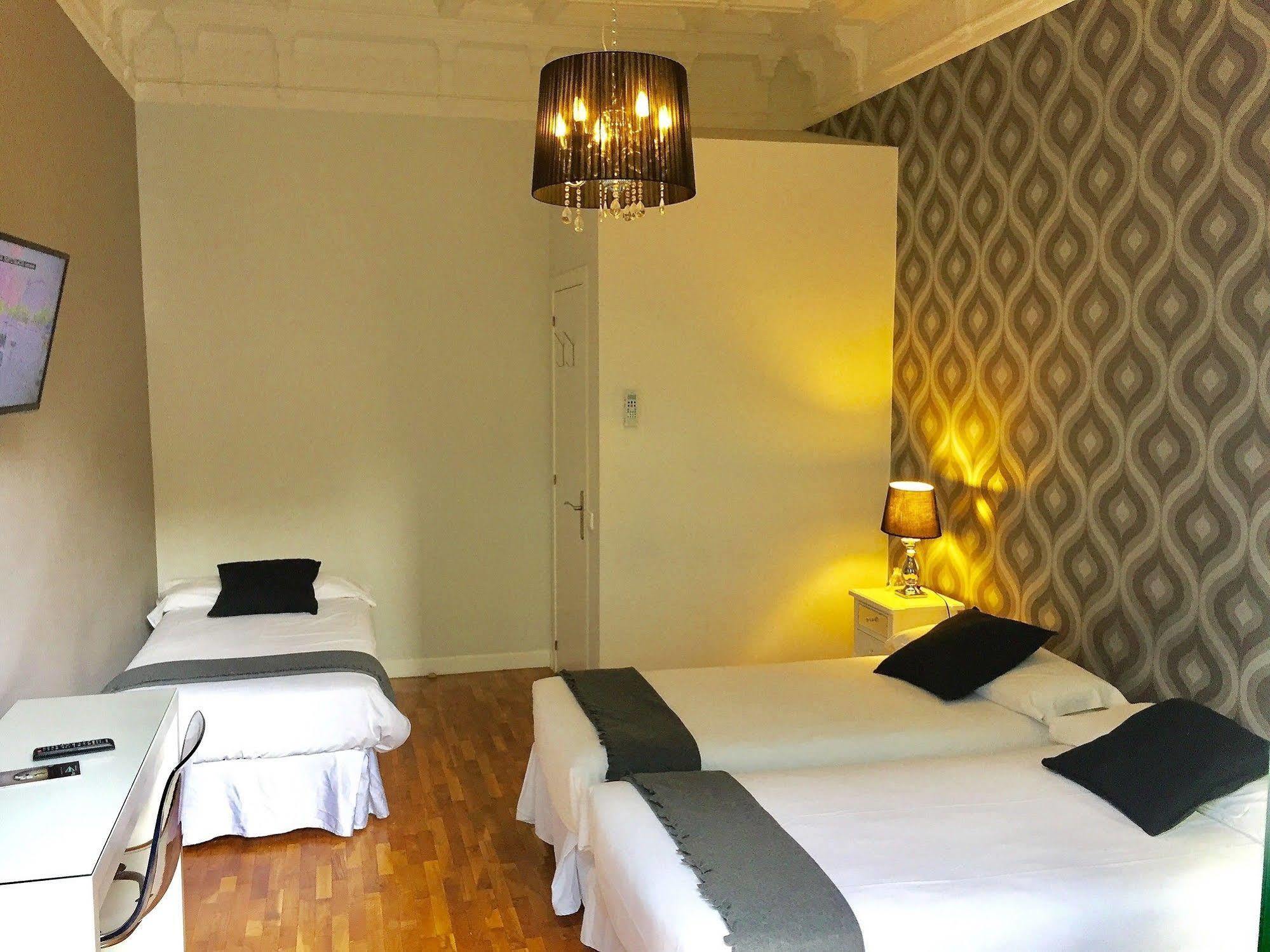 Super Balmes Guest House Barcelona Bagian luar foto