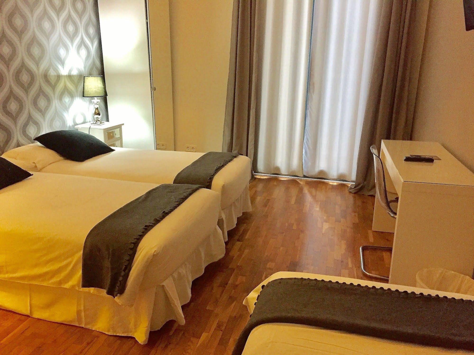 Super Balmes Guest House Barcelona Bagian luar foto