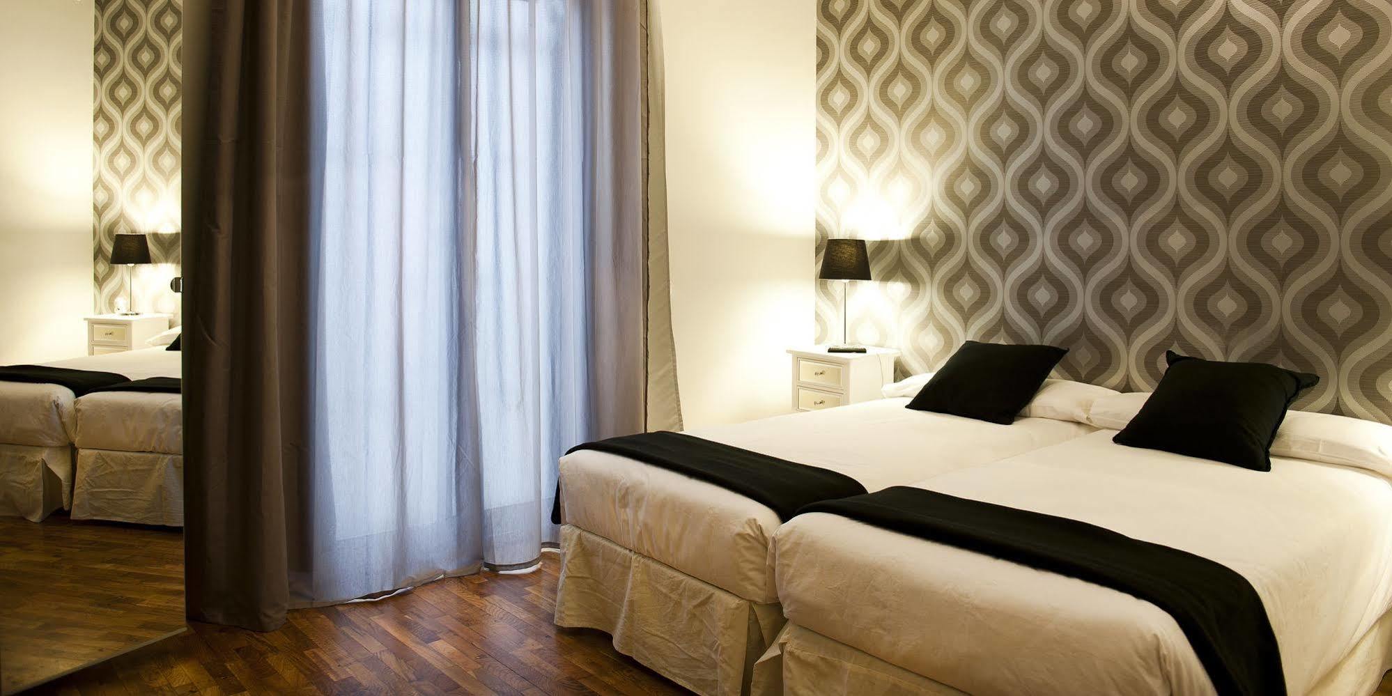 Super Balmes Guest House Barcelona Bagian luar foto