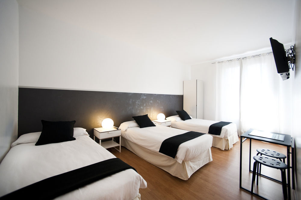 Super Balmes Guest House Barcelona Bagian luar foto