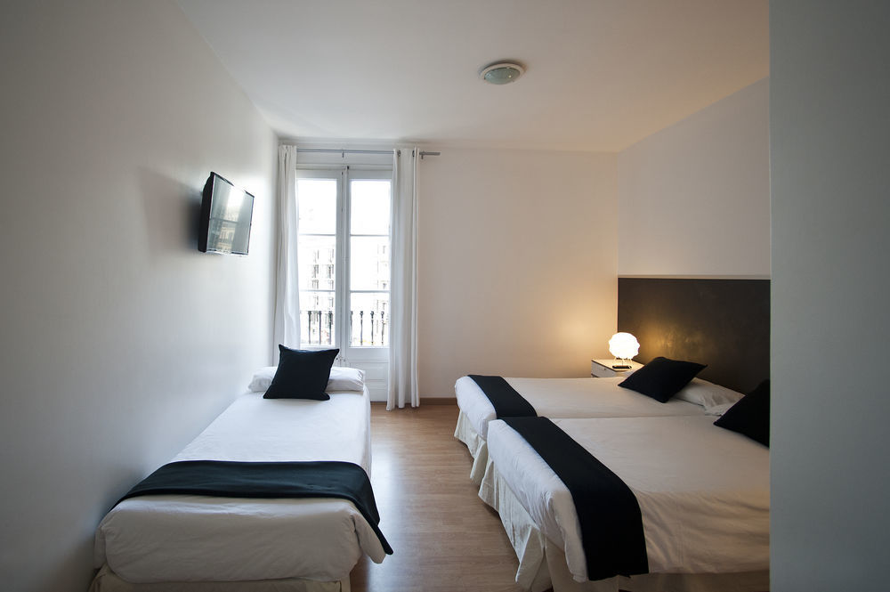 Super Balmes Guest House Barcelona Bagian luar foto