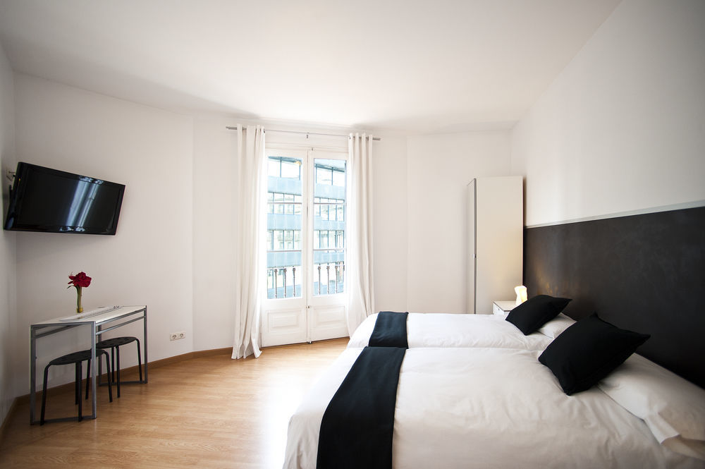 Super Balmes Guest House Barcelona Bagian luar foto