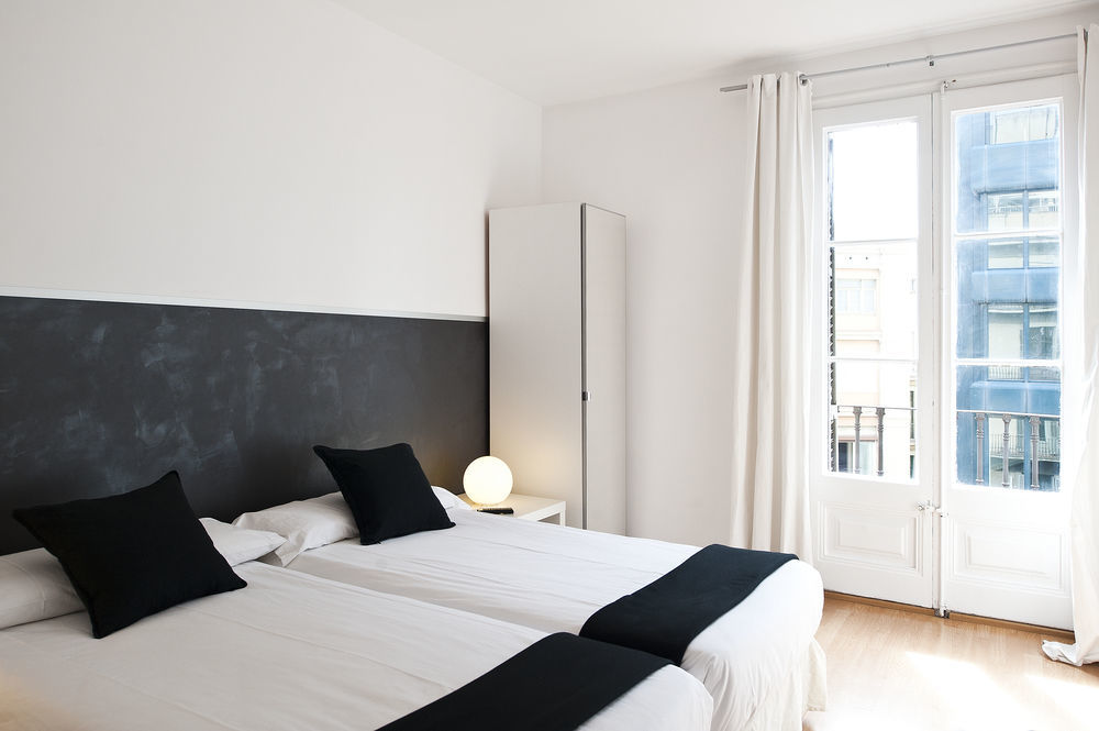 Super Balmes Guest House Barcelona Bagian luar foto